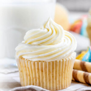 NATURALLY & ARTIFICIALLY FLAVORED UNICED WHITE CUPCAKE NATURALLY & ARTIFICIALLY FLAVORED UNICED WHITE CUPCAKE